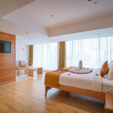 Townbridge Hotels & Suites Kochi Extérieur photo