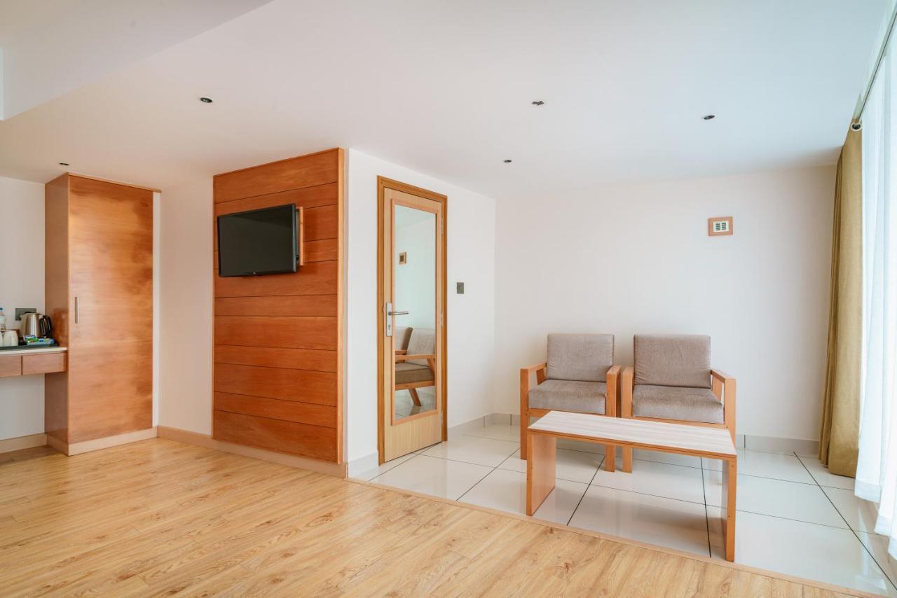 Townbridge Hotels & Suites Kochi Extérieur photo