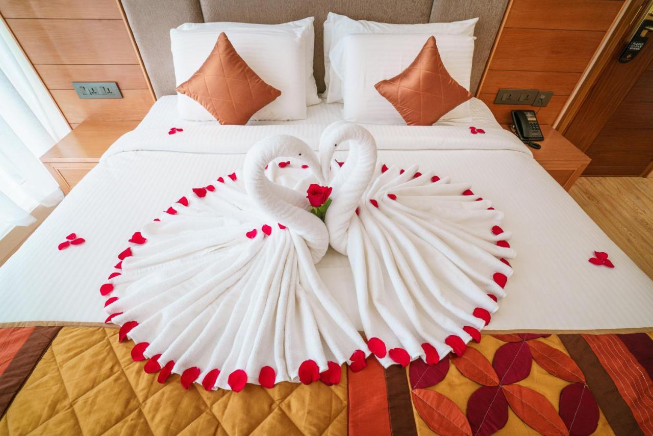 Townbridge Hotels & Suites Kochi Extérieur photo