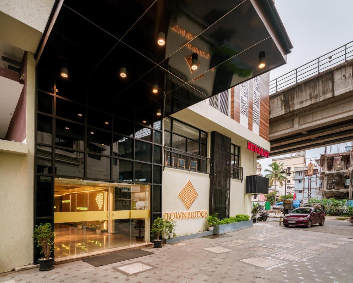 Townbridge Hotels & Suites Kochi Extérieur photo