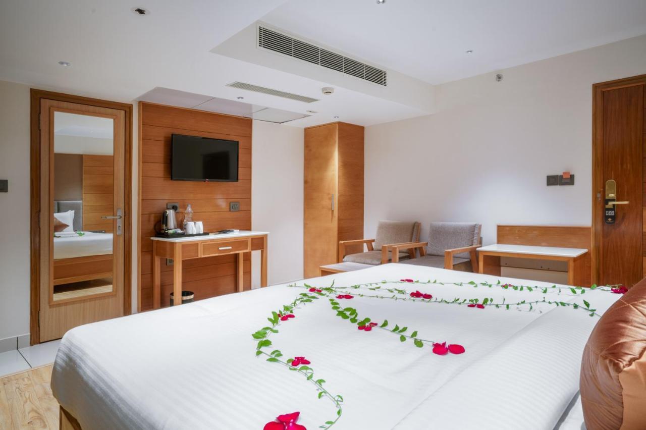 Townbridge Hotels & Suites Kochi Extérieur photo