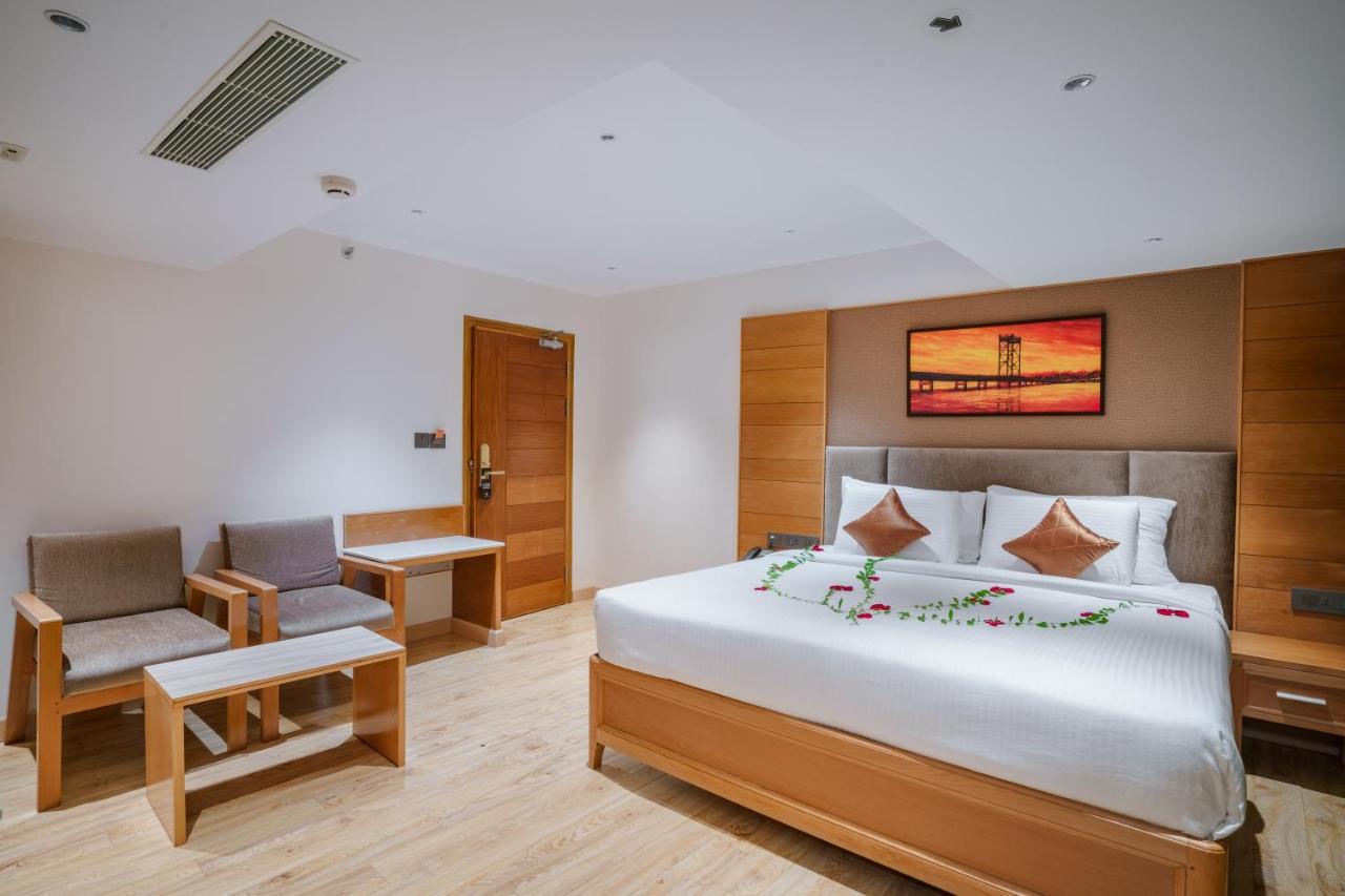 Townbridge Hotels & Suites Kochi Extérieur photo