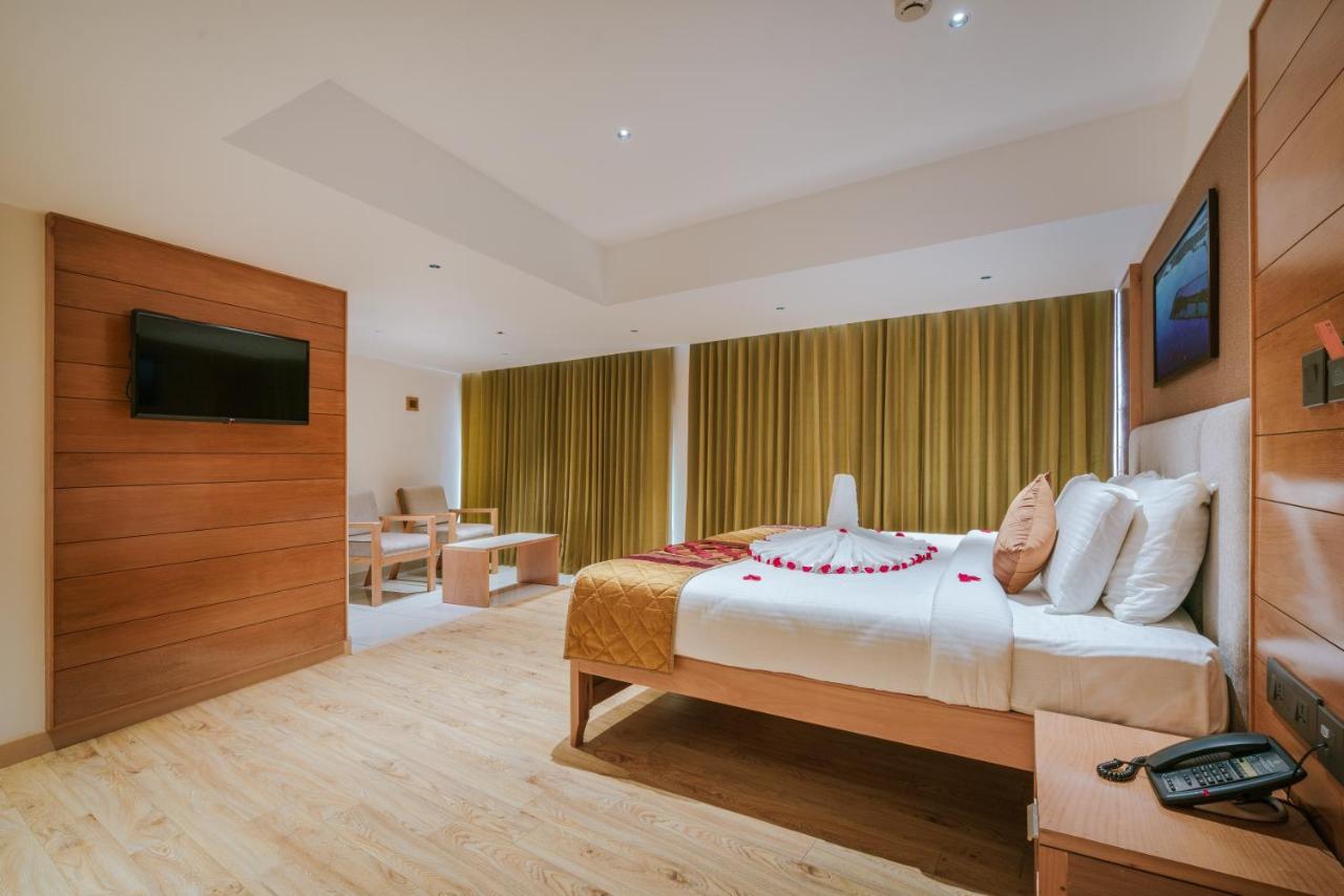 Townbridge Hotels & Suites Kochi Extérieur photo