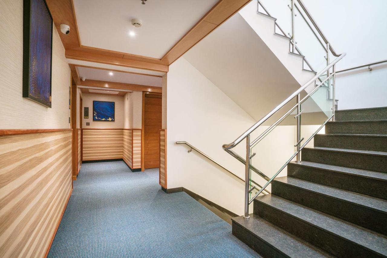 Townbridge Hotels & Suites Kochi Extérieur photo