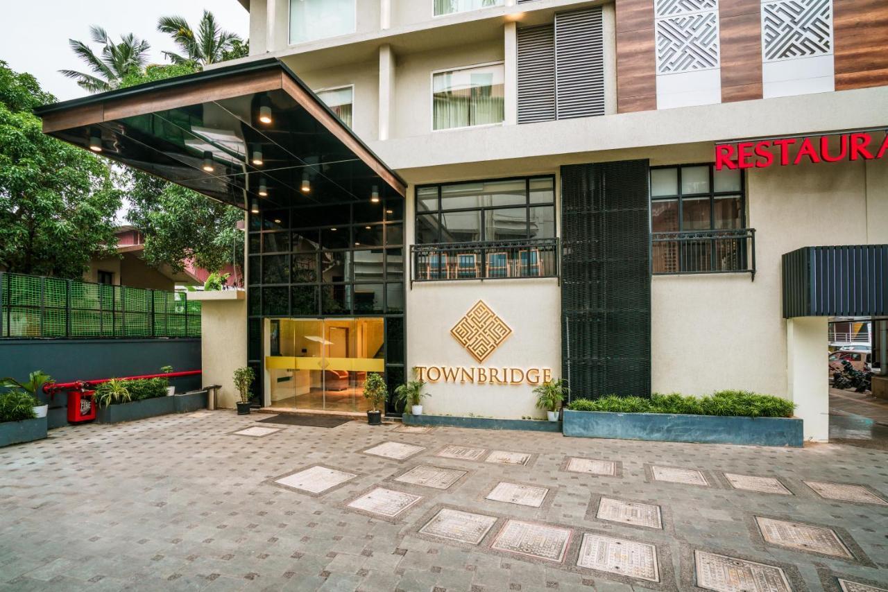 Townbridge Hotels & Suites Kochi Extérieur photo