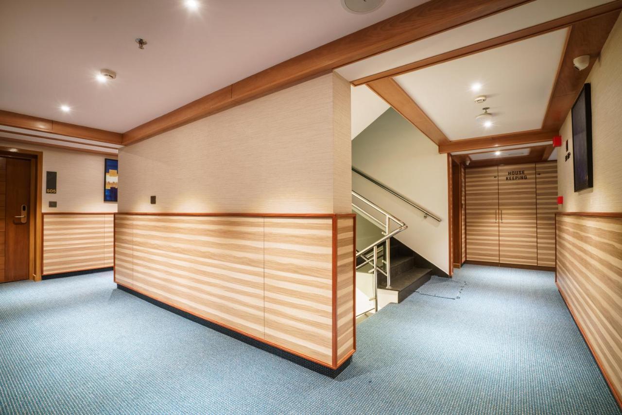 Townbridge Hotels & Suites Kochi Extérieur photo