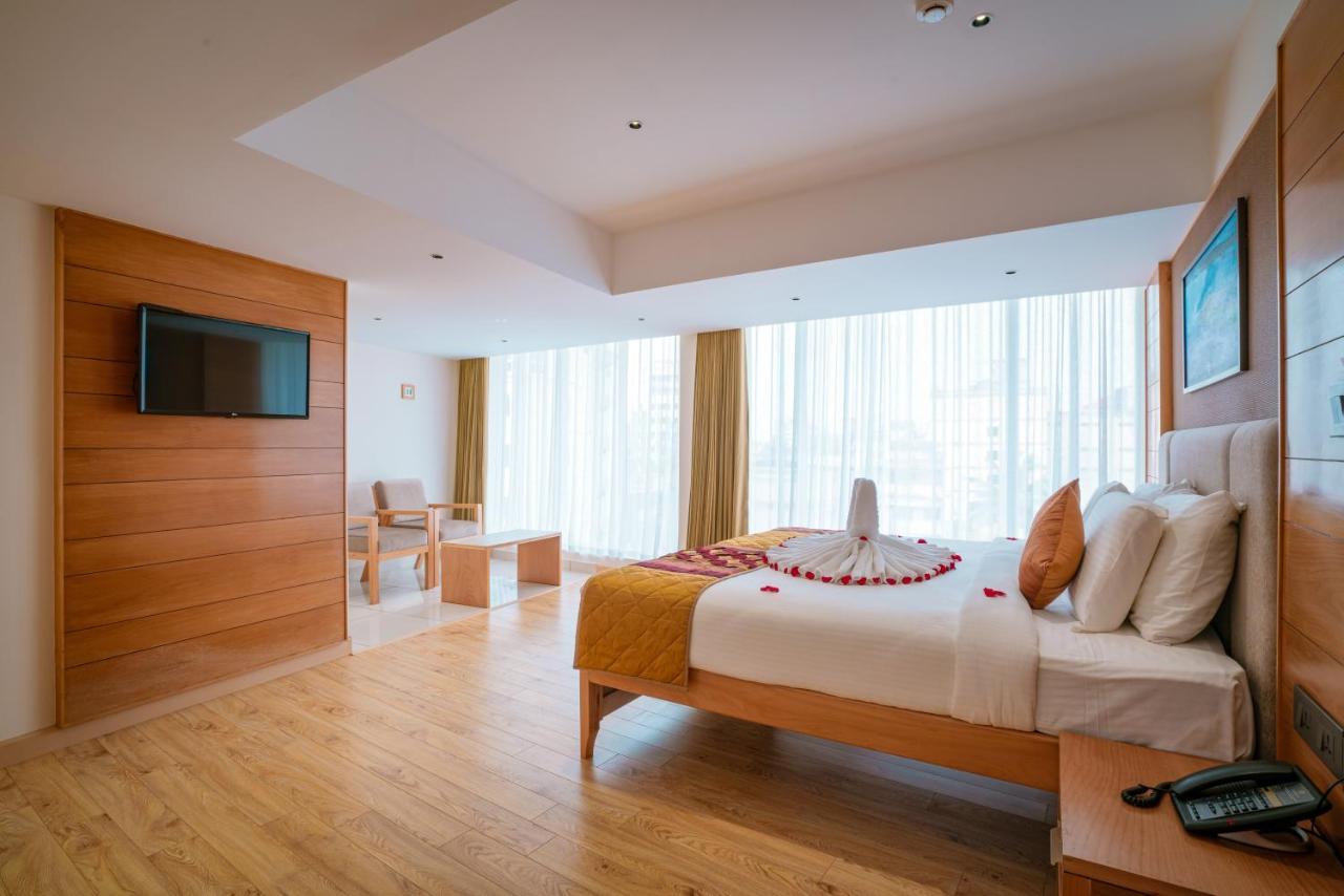 Townbridge Hotels & Suites Kochi Extérieur photo