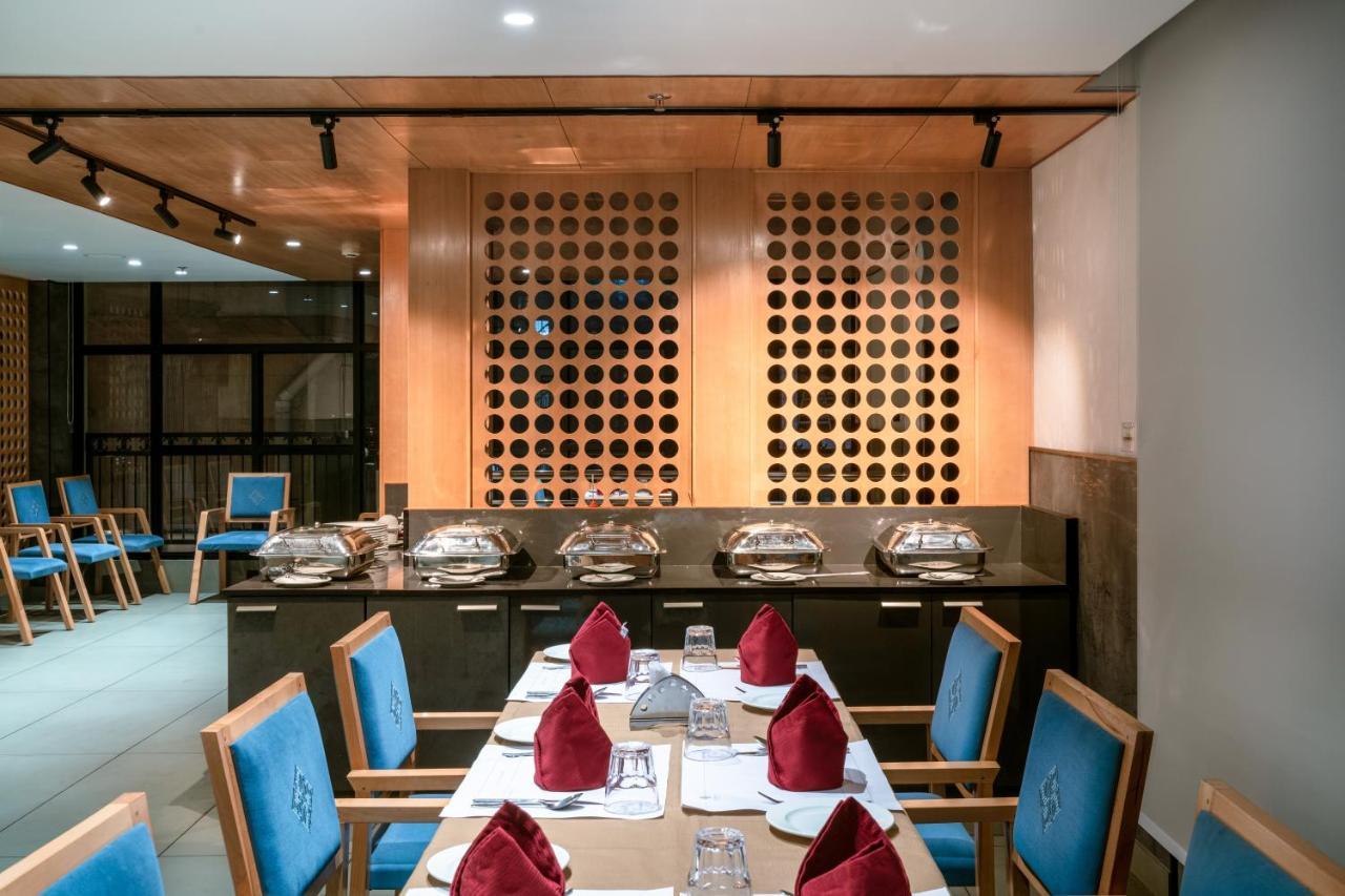 Townbridge Hotels & Suites Kochi Extérieur photo