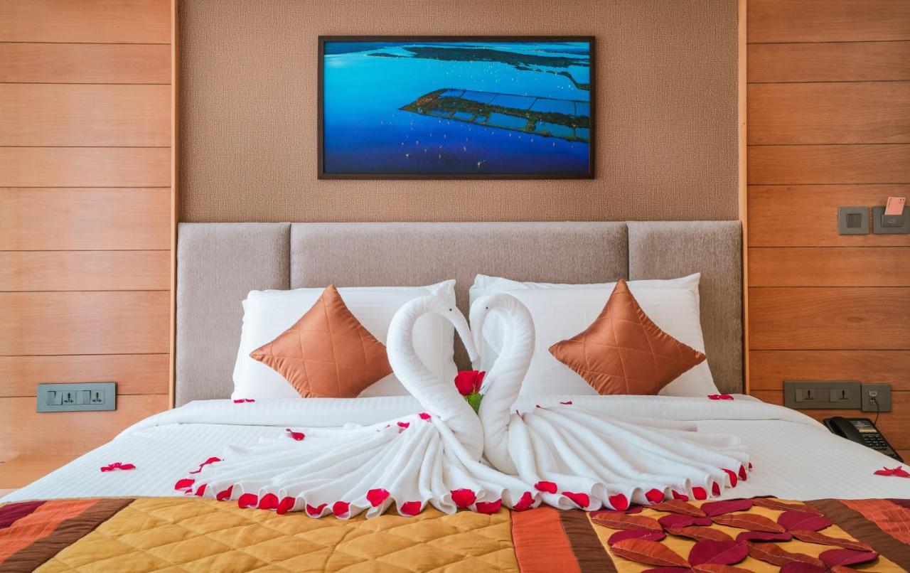 Townbridge Hotels & Suites Kochi Extérieur photo