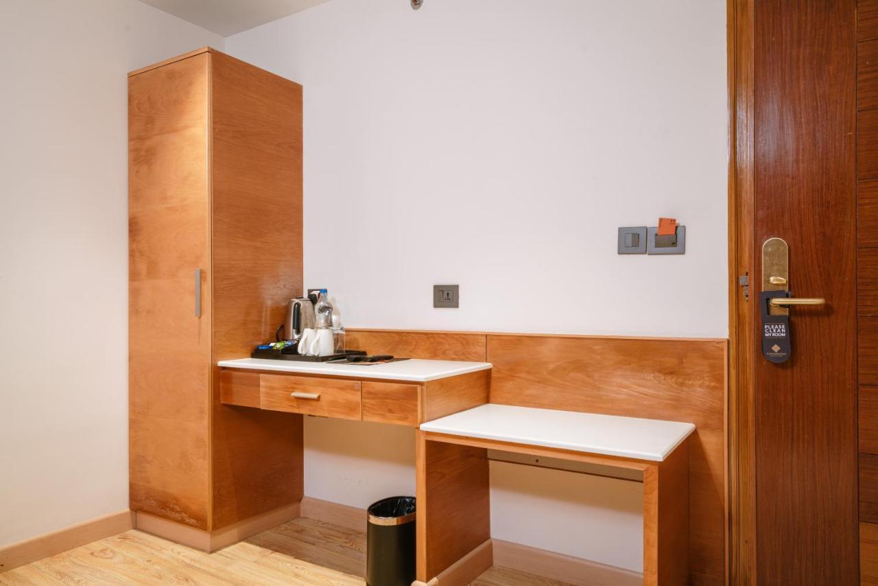 Townbridge Hotels & Suites Kochi Extérieur photo