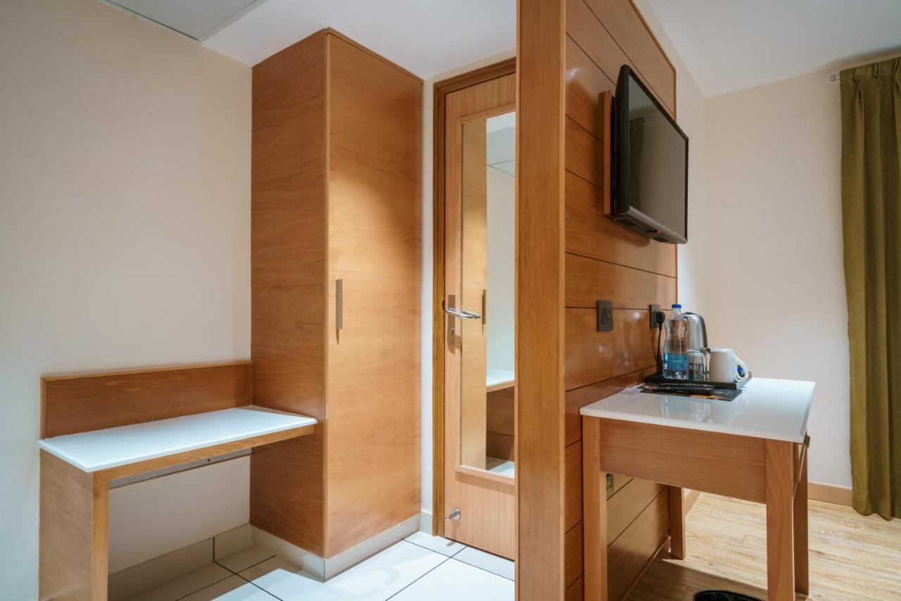 Townbridge Hotels & Suites Kochi Extérieur photo