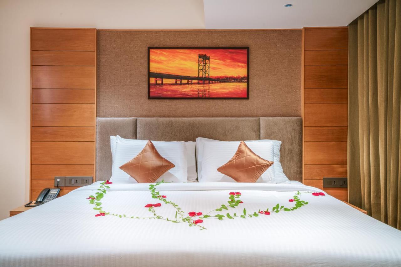 Townbridge Hotels & Suites Kochi Extérieur photo