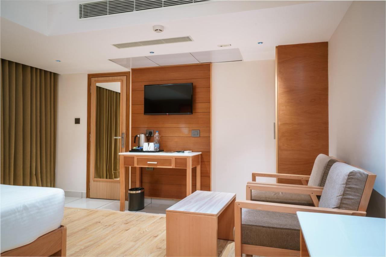 Townbridge Hotels & Suites Kochi Extérieur photo