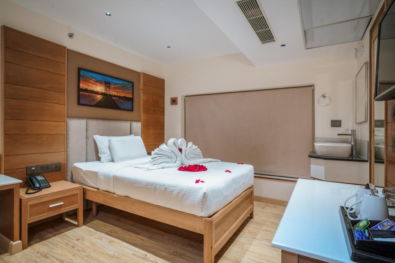 Townbridge Hotels & Suites Kochi Extérieur photo