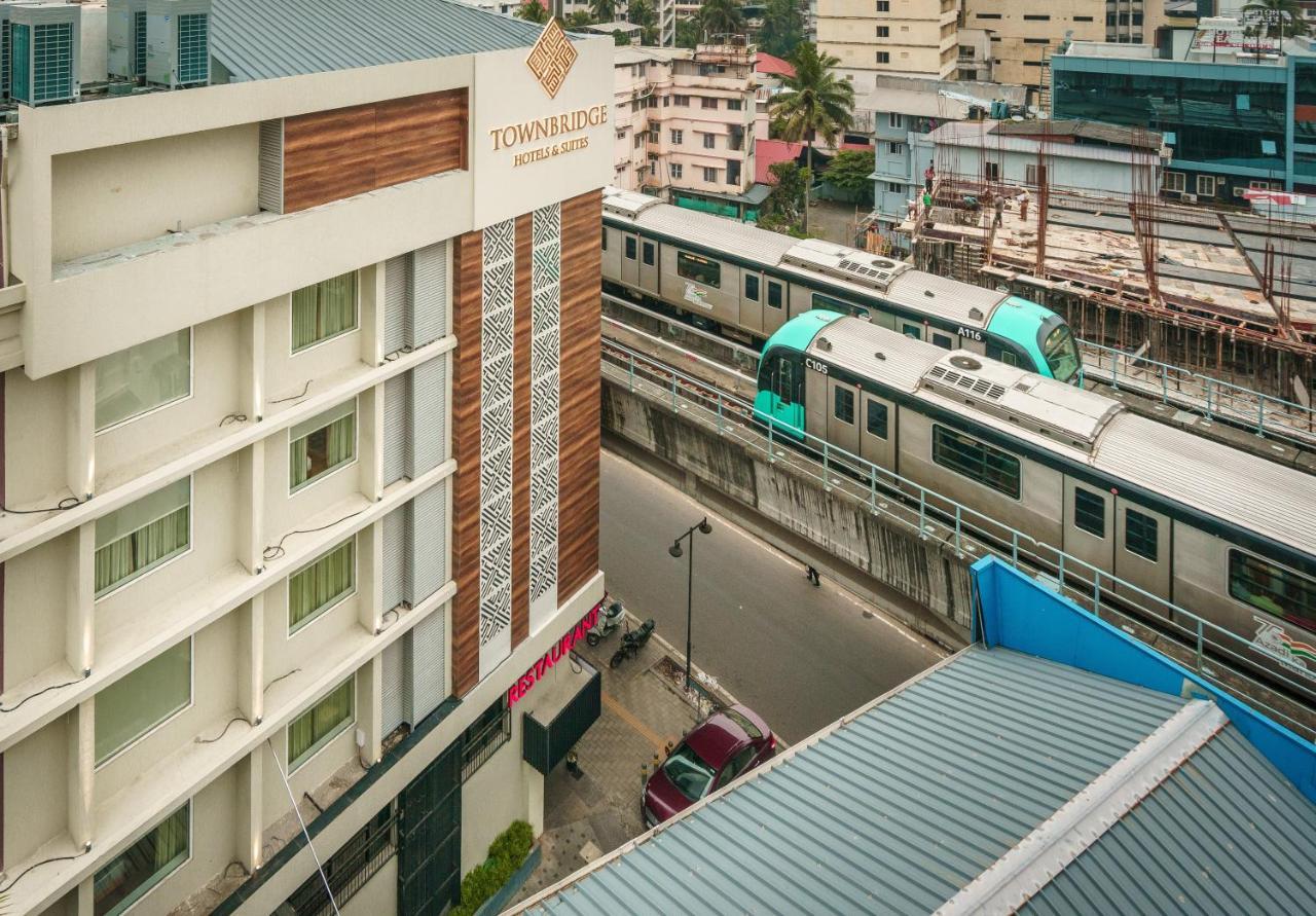 Townbridge Hotels & Suites Kochi Extérieur photo