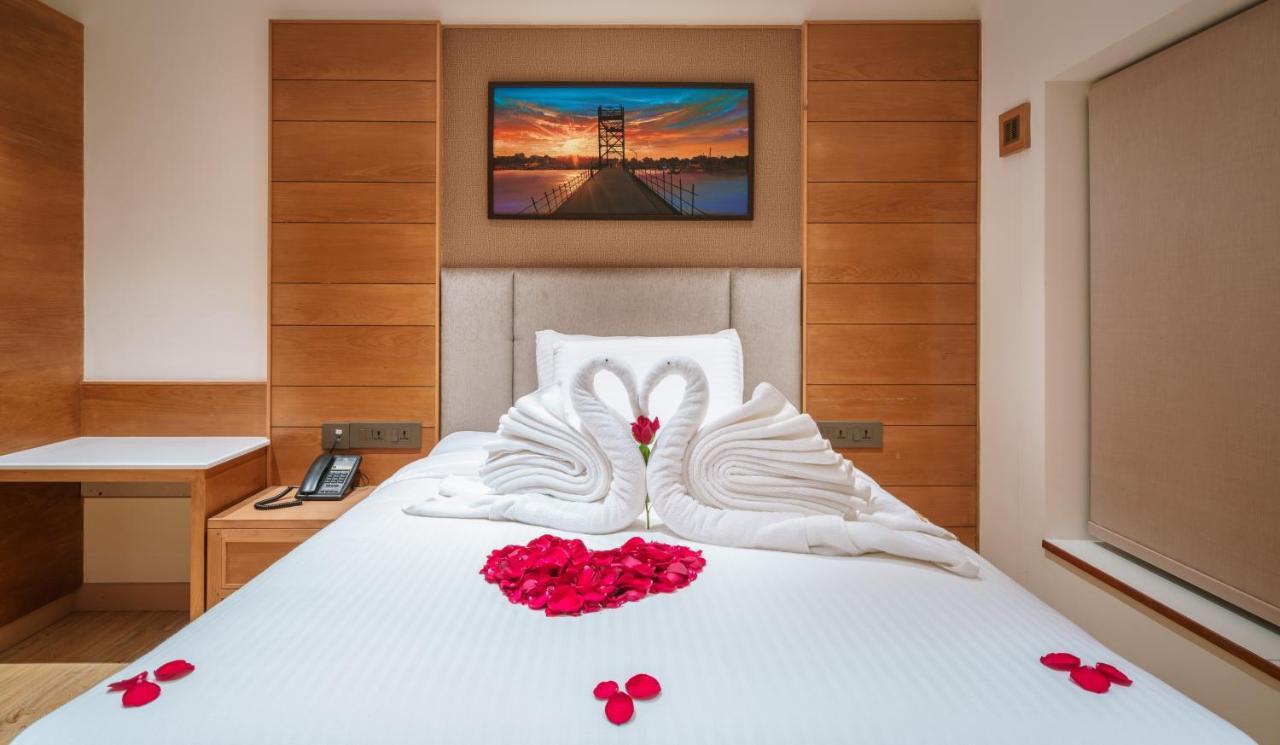 Townbridge Hotels & Suites Kochi Extérieur photo