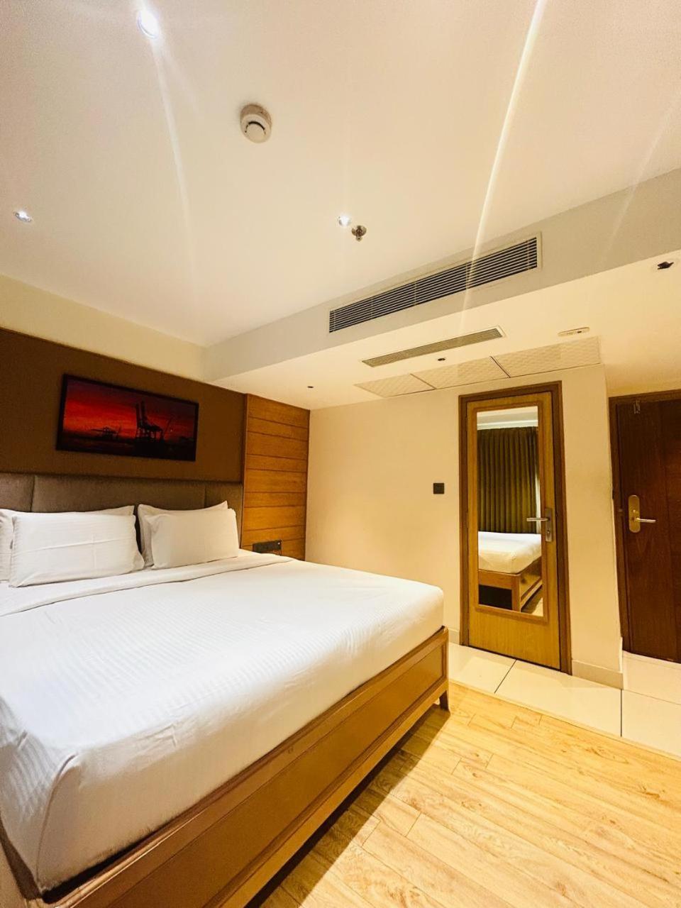Townbridge Hotels & Suites Kochi Extérieur photo