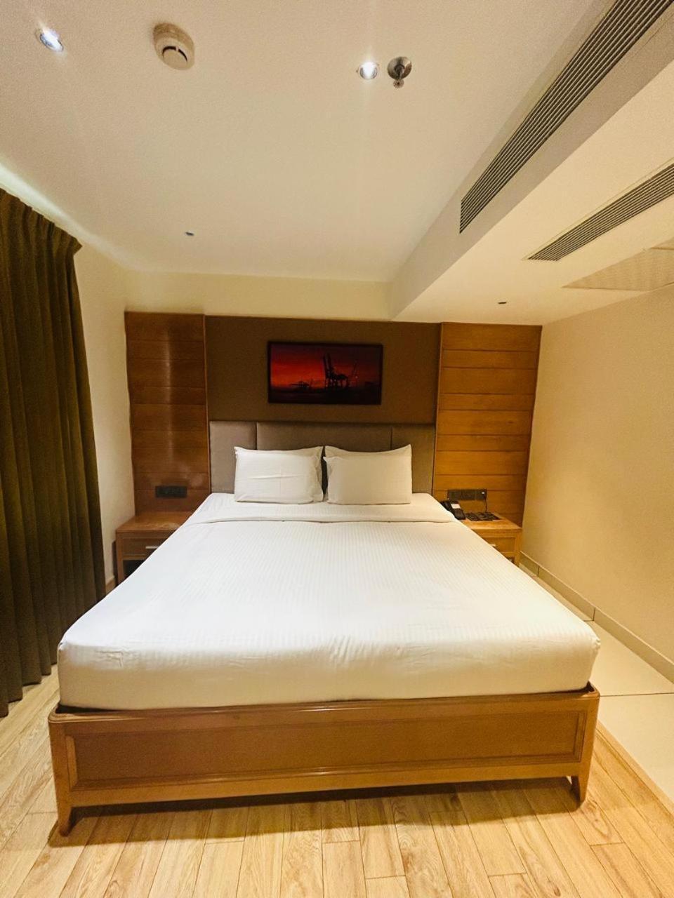 Townbridge Hotels & Suites Kochi Extérieur photo