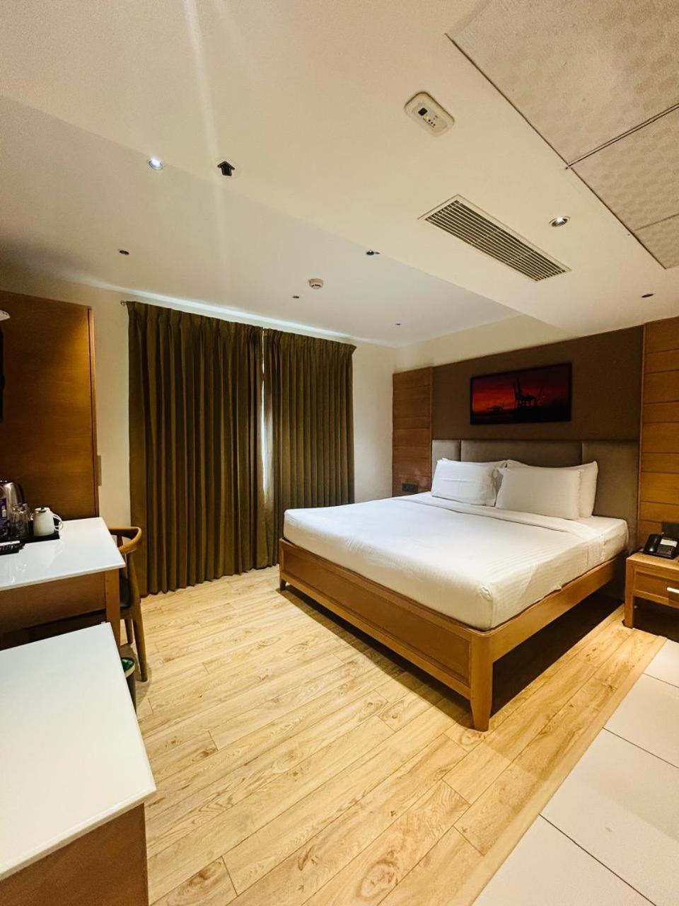 Townbridge Hotels & Suites Kochi Extérieur photo
